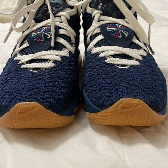 Nike LeBron 17 UConn 2020 Basketball Shoes Sz 7.5 Men / 9 Women New - Picture 2 of 10